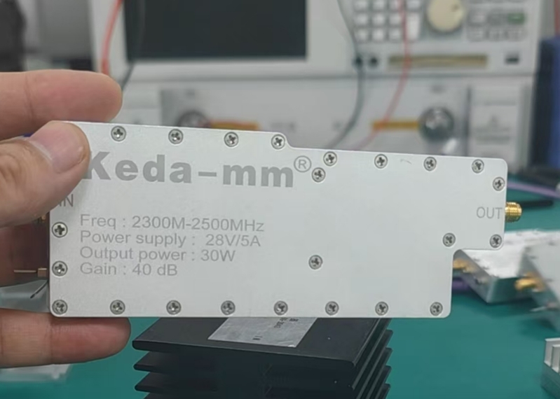 Keda - Módulo amplificador de potencia UAV de mm sostenido con la mano