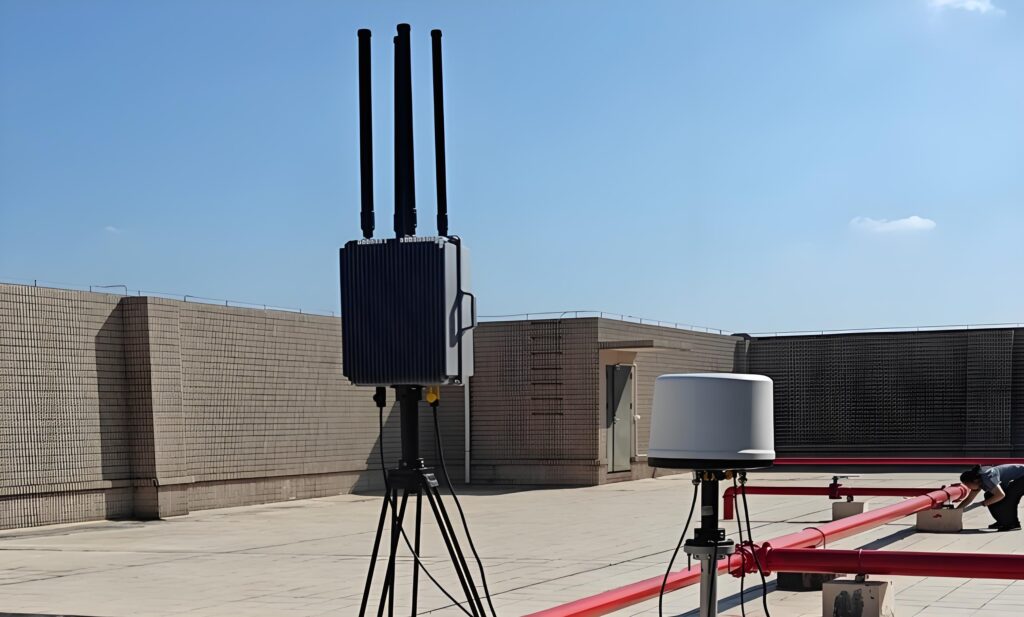 Sistemas antidrones en un tejado con una persona trabajando cerca