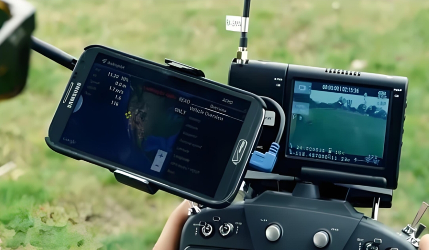 Sistema de control de drones inhibidores con doble pantalla para operaciones anti - UAV