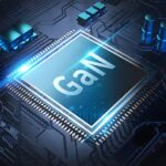 شريحة GaN ذات الاستخدام المحتمل في الوحدات المضادة للطائرات بدون طيار المعروضة على لوحة دوائر كهربائية