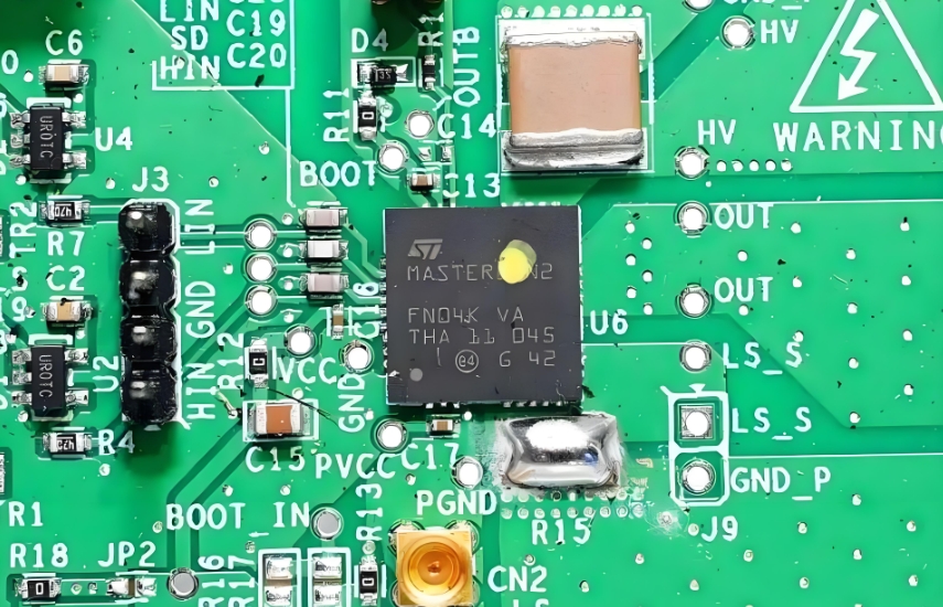 لوحة PCB مع شريحة GaN (MASTERGAN2) للتطبيقات الإلكترونية المتقدمة